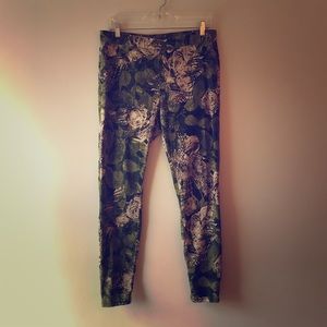 Utopia by HUE Floral Palm Print Denim Leggings